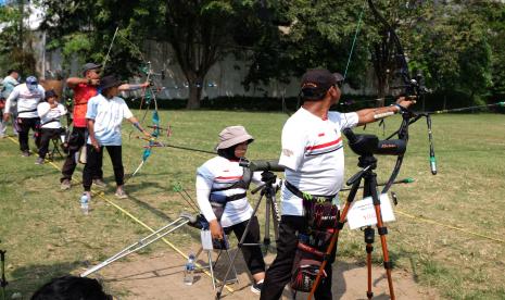 Sejumlah atlet panahan National Paralympic Committee (NPC) mengikuti simulasi pertandingan di Lapangan BBRSBD Prof Soeharso, Solo, Jawa Tengah, Rabu (20/7/2022). PT Angkasa Pura (AP) II (Persero) memastikan Bandara Soekarno-Hatta siap melayani atlet ASEAN Para Games 2022. 