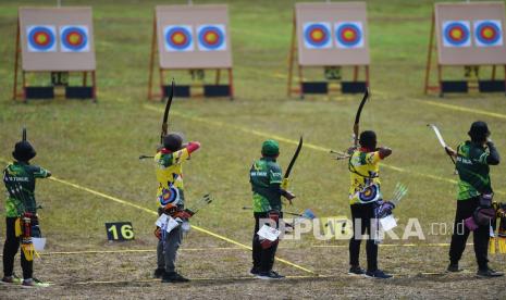 Sejumlah atlet panahan putra membidik sasaran pada babak kualifikasi panahan 30 meter nasional putra PON Papua di Lapangan Kampung Harapan, Sentani, Kabupaten Jayapura, Papua, Kamis (7/10/2021). 