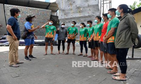 Sejumlah atlet Panjang Tebing Jatim mengikuti arahan pelatih di sela-sela latihan di Surabaya, Jawa Timur, Senin (13/9/2021). Panjang Tebing merupakan salah satu cabang olahraga unggulan Jatim dan sejumlah atlet unggulannya diharapkan mampu meraih medali emas pada PON Papua. 