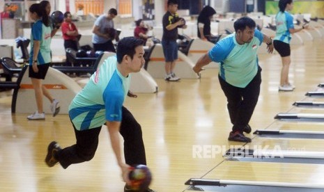 Sejumlah atlet pelatnas bowling Asian Games 2018 berlatih di Jaya Ancol Bowling Center, Jakarta, Senin (2/4).