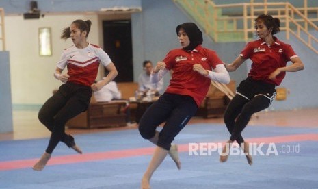 Sejumlah atlet pelatnas taekwondo berlatih di GOR POPKI, Jakarta, Rabu (4/4).