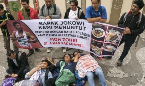 Sejumlah atlet perah medali Peparnas XV Jawa Barat melakukan aksi unjuk rasa di Pengadilan Negeri Bandung, Jawa Barat, Kamis (19/7). 