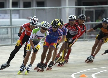 Sejumlah atlet sepatu roda putera berlomba di kelas 10 ribu meter putra SEA Games XXVI di Arena Sepatu Roda, Jakabaring Sport City, Palembang, Sumatera Selatan, Senin(14/11).