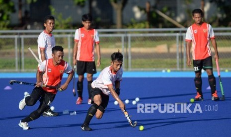 Sejumlah atlet timnas hoki berlatih di Lapangan Hoki, Kompleks Gelora Bung Karno, Senayan, Jakarta, Jumat (23/3). 