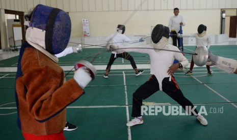 Sejumlah atlet timnas modern pentathlon Asian Games 2018 berlatih anggar di Jakarta, Selasa (27/3).