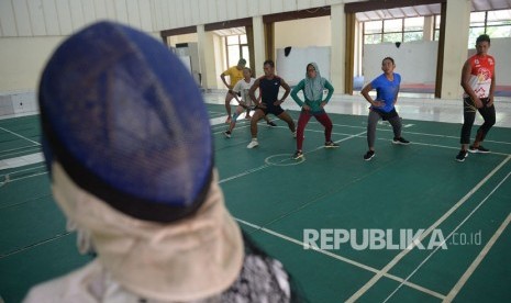 Sejumlah atlet timnas modern pentathlon Asian Games 2018 berlatih anggar di Jakarta, Selasa (27/3). 