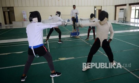 Sejumlah atlet timnas modern pentathlon Indonesia berlatih anggar di Jakarta, belum lama ini. 