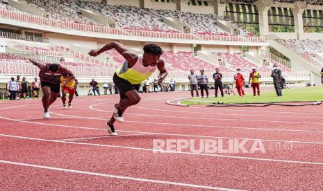 Sejumlah atlet uji coba lari 200 meter di lintasan lari Stadium Lukas Enembe, Sentani, Kabupaten Jayapura, Provinsi Papua, Selasa (9/1/21). Sekum Persatuan Atletik Seluruh Indonesia (PASI) Papua Markus Raubaba mengaku sebanyak 55 atlit akan di saring bulan April mendatang untuk penentuan target emas masing-masing dari tolak peluru, lari, dan lempar lembing dalam PON XX 2021 mendatang. 