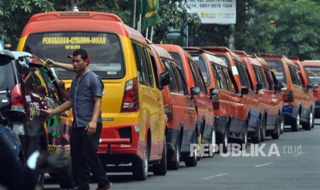 Sejumlah angkutan umum di Semarang (ilustrasi)