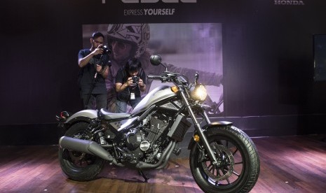 Sejumlah awak media memotret motor kustom Honda CMX500 Rebel saat peluncurannya di Jakarta, Jumat (17/3).