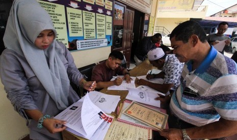 Sejumlah bakal calon (balon) anggota legislatif (caleg) mempersiapkan berkas untuk pengurusan surat keterangan catatan kepolisian (SKCK).