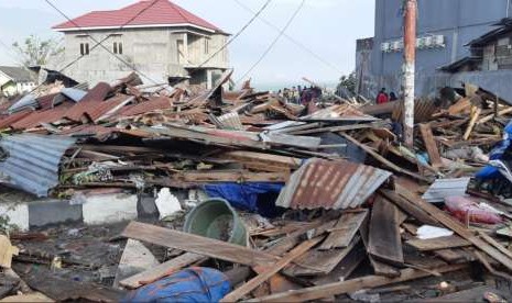 Sejumlah bangunan ambruk akibat gempa di Palu, Sulawesi Tengah , Sabtu (29/9).