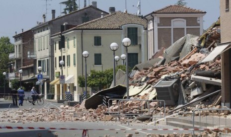   Sejumlah bangunan runtuh akibat gempa bumi yang terjadi di Cavezzo, Italia, Selasa (29/5). (Giorgio Benvenuti/Reuters) 