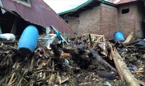 Sejumlah bangunan rusak akibat banjir bandang di Kabupaten Lembata, Provinsi Nusa Tenggara Timur, Indonesia pada 5 April 2021. 