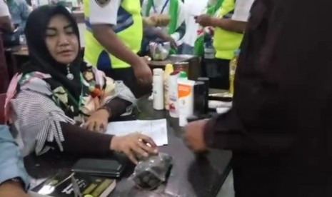 Sejumlah barang bawaan calon jamaah haji embarkasi Surabaya disita petugas saat akan keluar dari Asrama Haji Sukolilo Surabaya menuju Bandara Juanda pada Selasa (17/7).