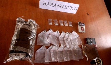 Sejumlah barang bukti berupa paket narkoba jenis sabu