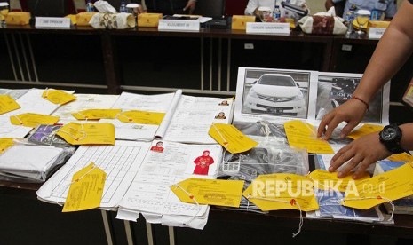 Police exposes evidence of human trafficking case at Crime Division of Indonesian Police office, Jakarta, Monday (April 23). 