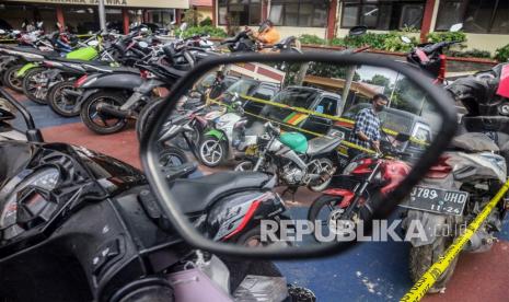 Barang bukti pencurian kendaraan bermotor.