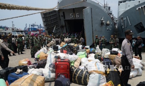   Sejumlah barang warga eks anggota Gerakan Fajar Nusantara (Gafatar) yang baru turun dari KRI Banten saat tiba di Pelabuhan Kolinlamil Tanjung Priok, Jakarta Utara, Rabu (27/1).