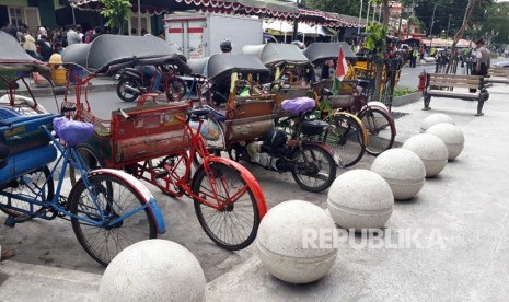  Sejumlah becak yang terparkir di sebelah pedestrian Malioboro  Yogyakarta. 