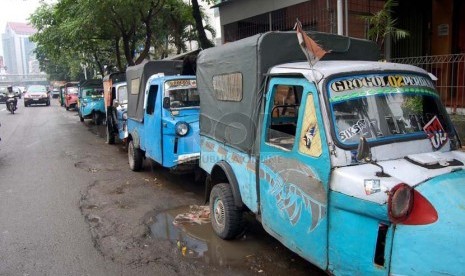 Sejumlah bemo menunggu penumpang di kawasan Grogol, Jakarta Barat, Senin (10/3).   (foto : Raisan Al Farisi)