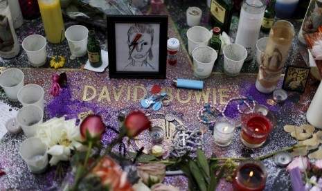 Sejumlah benda diletakkan di tanda bintang David Bowie di Hollywood Walk of Fame Los Angeles sebagai pengingat atas karya David semasa hidupnya.