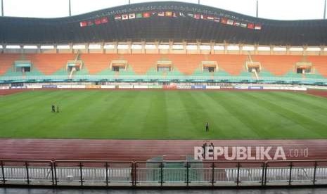 Sejumlah bendera negara peserta Asian Games 2018 terbentang di Stadion Pakansari, Cibinong, Kabupaten Bogor, Jawa Barat, Senin (6/8).