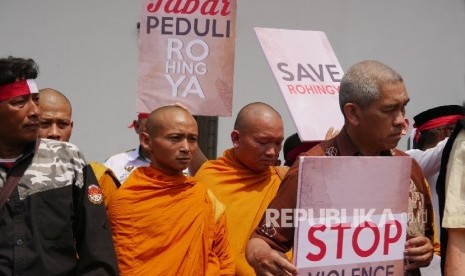  Sejumlah Biksu Buddha ikut serta dalam aksi masyarakat peduli Rohingya, di depan Gedung Sate, Kota Bandung, Jumat (8/9). 