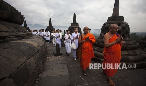 Umat Budha beribadah di Candi Borobudhur. Menteri BUMN Erick Thohir bersyukur umat Budha maksimalkan pengembalian fungsi Candi Borobudur. (ilustrasi)