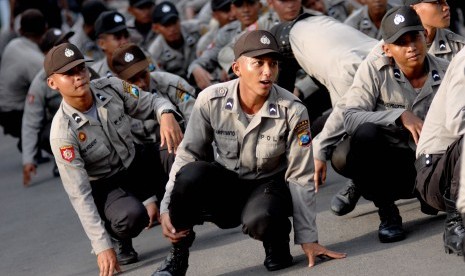 Sejumlah bintara Polisi Samapta Bhayangkara (Sabhara) angkatan XLIII berjalan jongkok ketika mengikuti pembinaan tradisi (bintra) di Mapolda Jawa Timur, Surabaya, Senin (12/1).