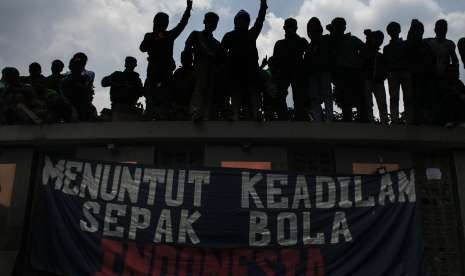 Sejumlah Bobotoh atau pendukung Persib Bandung melakukan aksi unjuk rasa di depan Gedung Sate, Bandung, Jawa Barat, Sabtu (13/10).