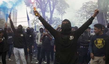 Sejumlah Bobotoh atau pendukung Persib Bandung melakukan aksi unjuk rasa di depan Gedung Sate, Bandung, Jawa Barat, Sabtu (13/10).