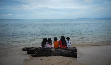 Sejumlah bocah bermain di lokasi peresmian Pencanangan Pusat Jajanan Kuliner dan Cinderamata Likupang di kawasan Pantai Kinunang, Minahasa Utara, Sulawesi Utara, Rabu (25/8/2021). Pencanangan tersebut sebagai bentuk dukungan pengembangan Destinasi Pariwisata Super Prioritas dan Program Pemulihan Ekonomi Nasional dan diharapkan menjadi sarana dalam memasarkan produk unggulan UMKM setempat di kawasan wisata super prioritas tersebut.