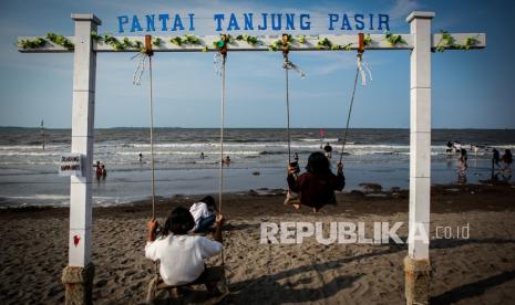 Sejumlah bocah bermain di Pantai Tanjung Pasir, Kabupaten Tangerang, Banten, Ahad (16/5/2021). Pemerintah Provinsi Banten menutup objek wisata di Banten sejak 15 Mei hingga 30 Mei 2021 guna mencegah penularan COVID-19 pada klaster libur Idul Fitri 1442 H. 