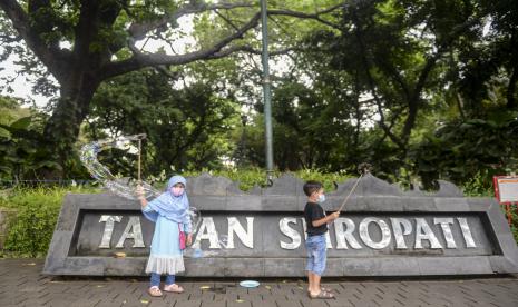 Sejumlah bocah bermain gelembung balon di Taman Suropati, Jakarta, Sabtu (21/8/2021). Meski menurut Satuan Tugas Penanganan COVID-19 menunjukkan bahwa wilayah DKI Jakarta berada di bebas zona merah, sejumlah taman di Jakarta masih belum dibuka untuk umum. 