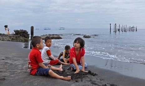 Sejumlah bocah bermain pasir dipinggiran pantai Ampenan, Mataram, NTB.