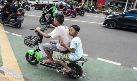 Sejumlah bocah mengendarai motor listrik di jalan raya di Jakarta, Kamis (16/6/2022). Tindakan tersebut dapat membahayakan diri sendiri serta orang lain dan semestinya mendapat perhatian khusus dari petugas maupun orang tuanya. 