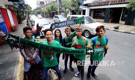  Sejumlah Bonek memperlihatkan atribut Persibaya di kawasan Jalan Braga, Kota Bandung, Jumat (6/1). 