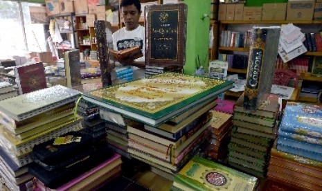 Cara Imam Syafi'i Menempatkan Sumber Hukum Islam . Foto: Sejumlah buku-buku Islami termasuk kitab usul fikih yang dipajang di sebuah toko buku.