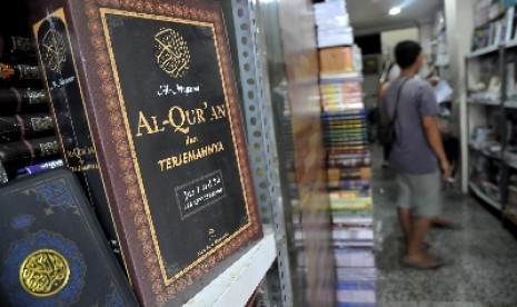 Sejumlah buku-buku Islami terpajang di salah satu toko buku di Kawasan Kwitang, Jakarta Pusat.