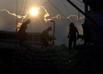 Sejumlah buruh angkut melakukan aktivitas bongkar muat di Pelabuhan Sunda Kelapa, Jakarta Utara, Minggu (12/2). (Republika/Prayogi)