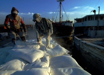 Sejumlah buruh angkut melakukan aktivitas bongkar muat di Pelabuhan Sunda Kelapa, Jakarta Utara, Minggu (12/2). (Republika/Prayogi)