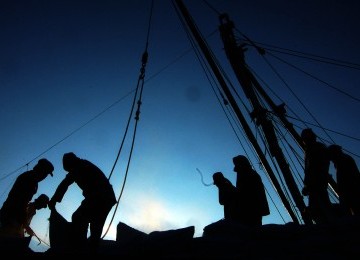 Sejumlah buruh angkut melakukan aktivitas bongkar muat di Pelabuhan Sunda Kelapa, Jakarta Utara, Minggu (12/2). (Republika/Prayogi)