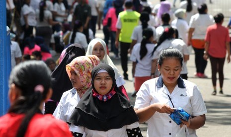 Buruh beraktivitas di Kabupaten Bekasi, Jawa Barat.