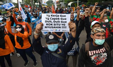 Sejumlah buruh berunjuk rasa di depan Kantor Kementerian Ketenagakerjaan (Kemnaker), Jakarta, Rabu (16/2/2022).