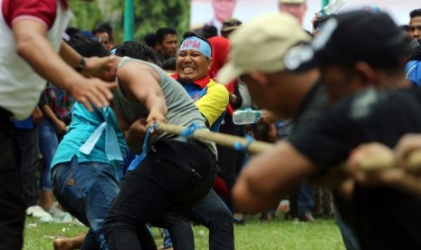 Sejumlah buruh dari berbagai elemen mengikuti lomba tarik tambang saat memperingati Hari Buruh Internasional, di Medan, Sumatera Utara, Selasa (1/5). 