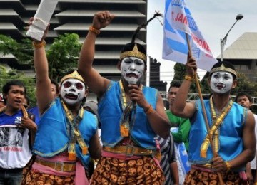 Sejumlah buruh dari Serikat Pekerja Nasional (SPN) mengenakan busana tokoh pewayangan meneriakkan tuntutannya, saat berunjuk rasa memperingati Hari Buruh, di Semarang, Jateng, Minggu (1/5). Mereka menyerukan agar 1 Mei dijadikan hari libur nasional, pengha