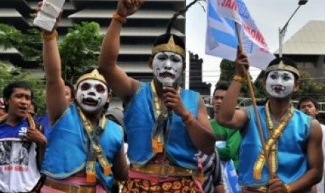 Sejumlah buruh dari Serikat Pekerja Nasional (SPN) mengenakan busana tokoh pewayangan saat memperingati Hari Buruh di Semarang. (Ilustrasi)