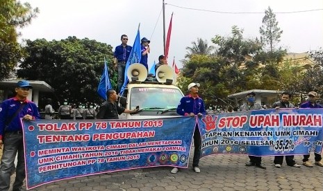 Sejumlah buruh di Cimahi berunjuk rasa di depan kantor Pemkot Cimahi, Kamis (5/11). Mereka meminta Pemkot tidak menerapkan aturan formula pengupahan buruh yang baru.