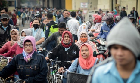 Salah satu perubahan di RUU Omnibus Law, kini tak ada kewajiban perusahaan mengangkatnya jadi pekerja tetap. Foto sejumlah buruh keluar dari pabrik Kahatex di Kabupaten Sumedang (ilustrasi)